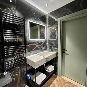 Queens Luxury شقة تيرانا